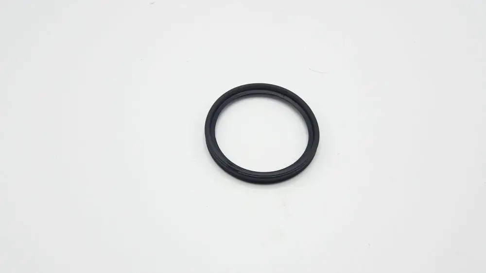 Schwarze Dichtung von Remeha, in Form eines Kreisrings, auf heller Unterlage platziert. Das Produkt ist schlicht und ohne erkennbare Maße dargestellt.
